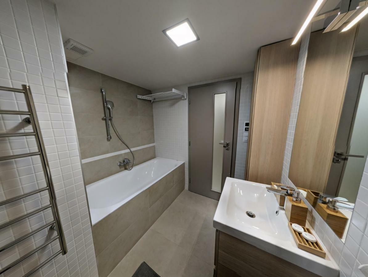 Ap10 - Apartments 4U Brezinova "Overnight Simply" Hradec Králové Exterior foto